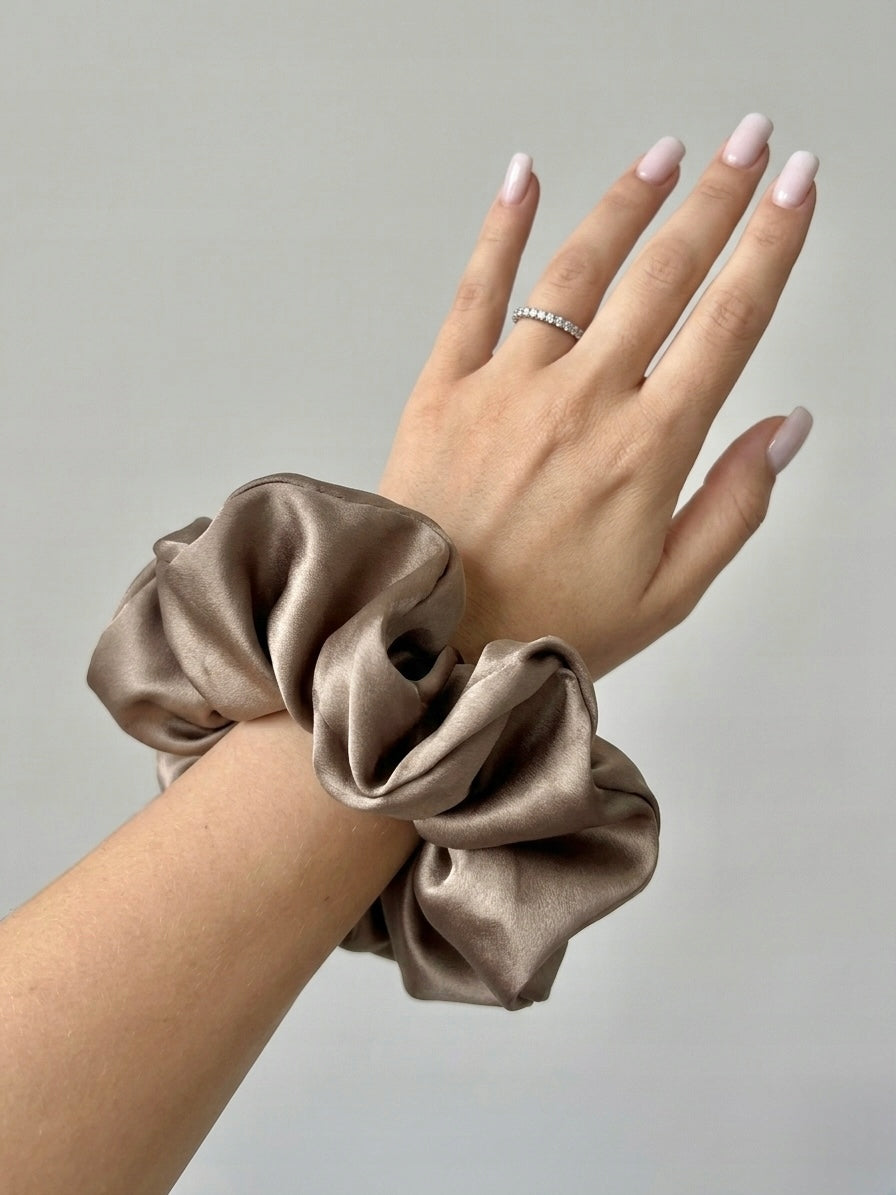 Jedwabna gumka do włosów 100% Jedwab scrunchie taupe XXL Meravil