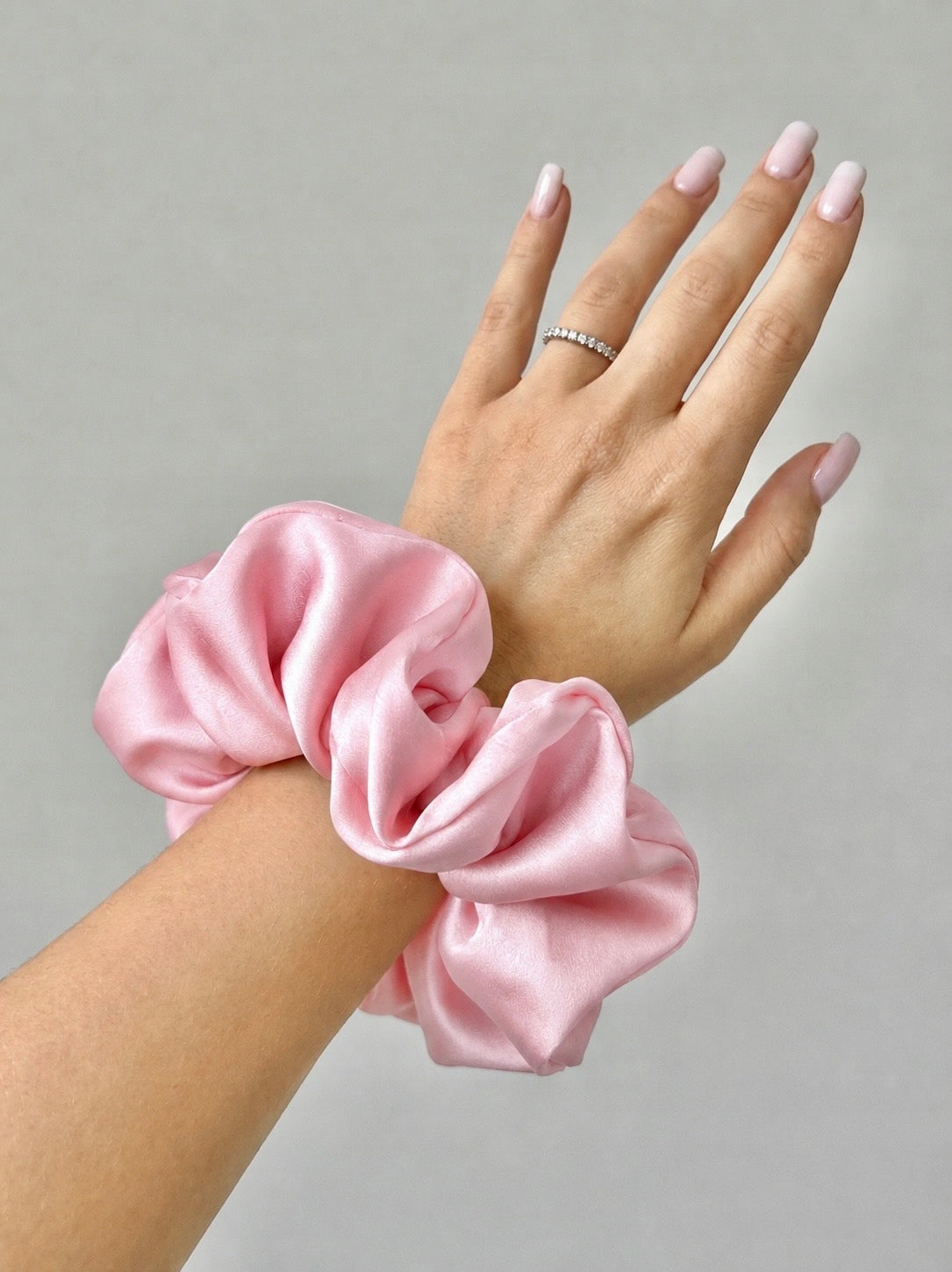 Jedwabna gumka do włosów 100% Jedwab scrunchie jasny róż XXL Meravil