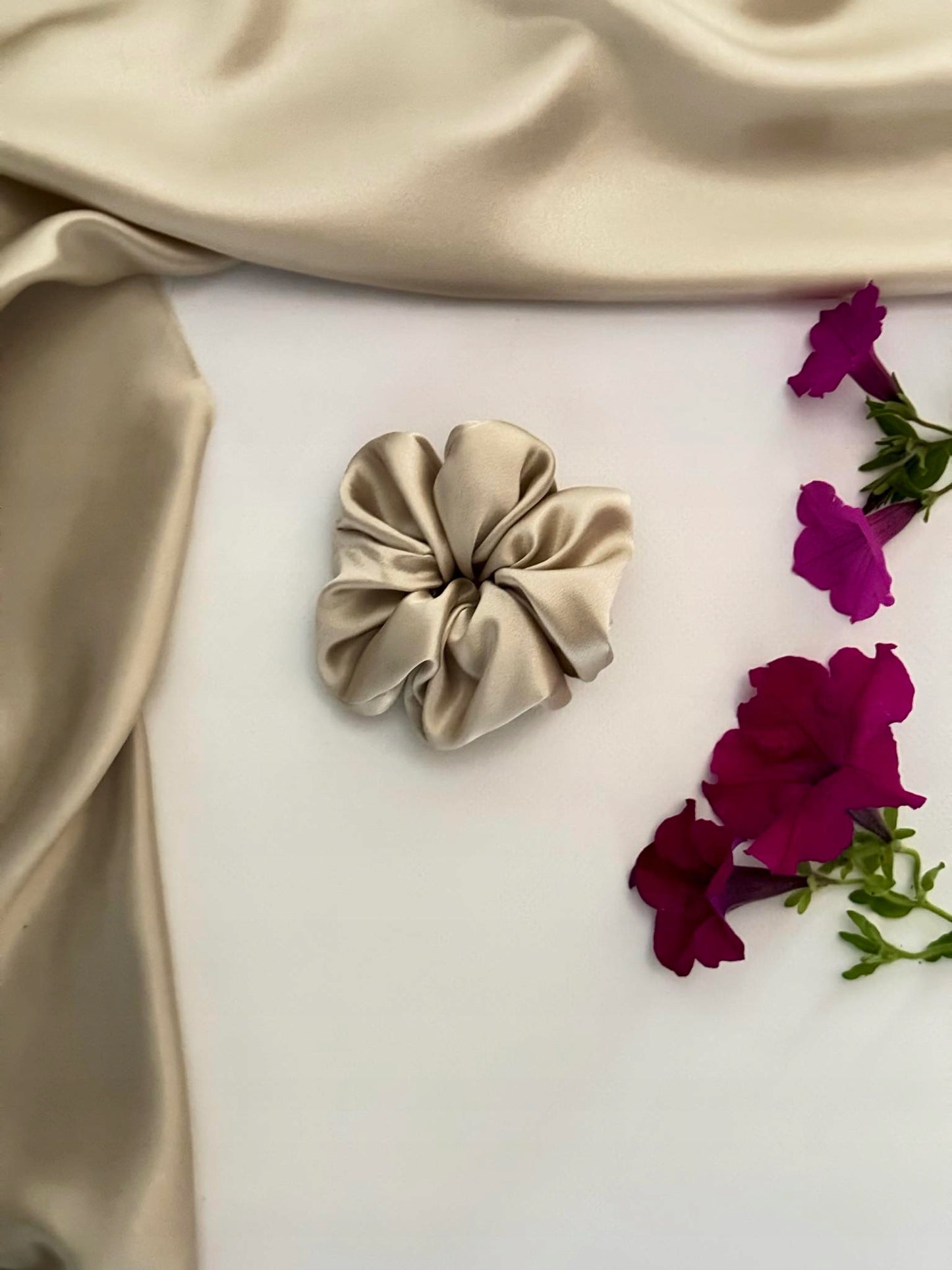JEDWABNA GUMKA DO WŁOSÓW SCRUNCHIE 100% JEDWAB MORWOWY 22 mm BEŻOWY r. M