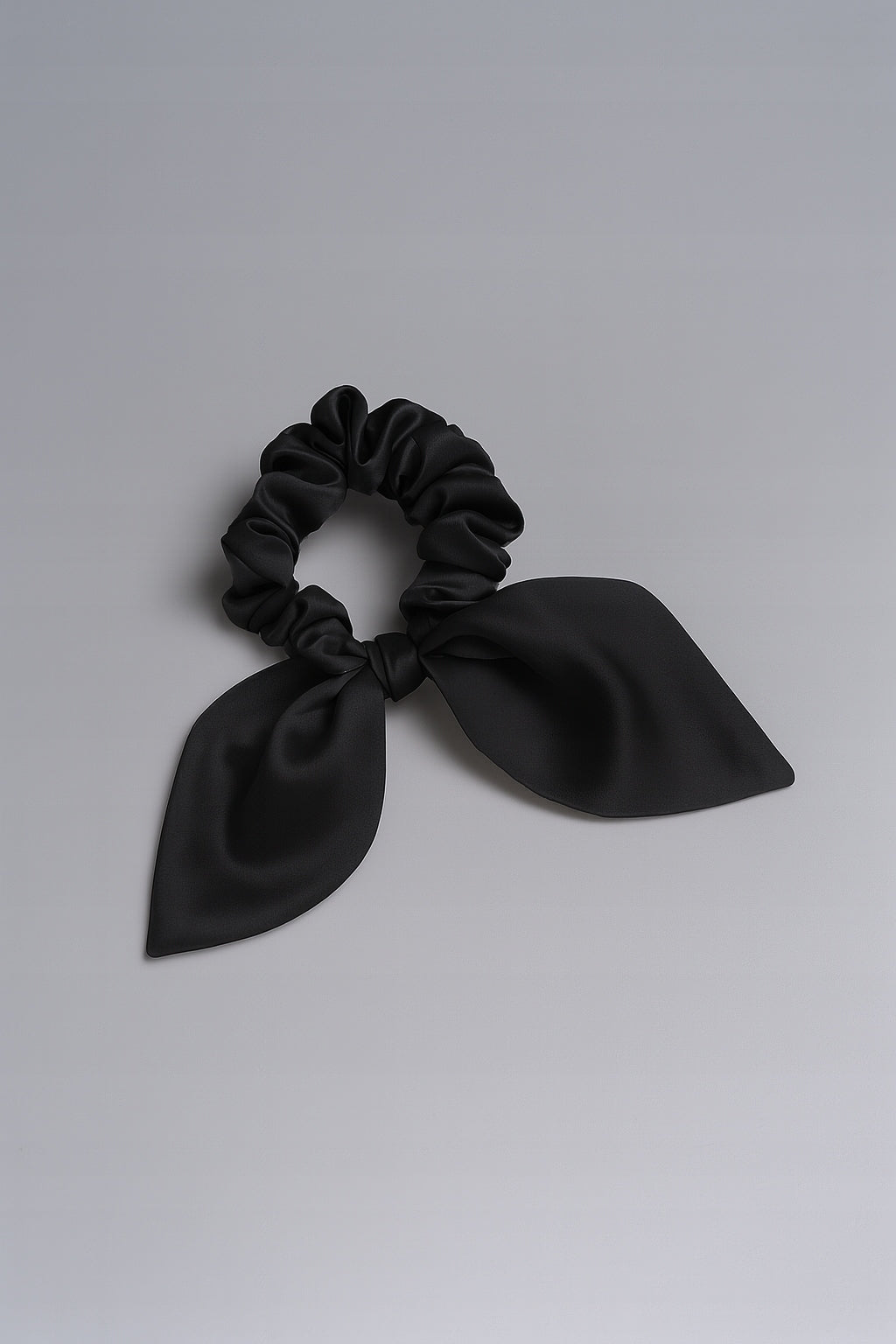 Jedwabna gumka do włosów z uszkami 100% JEDWAB scrunchie Meravil - czarna