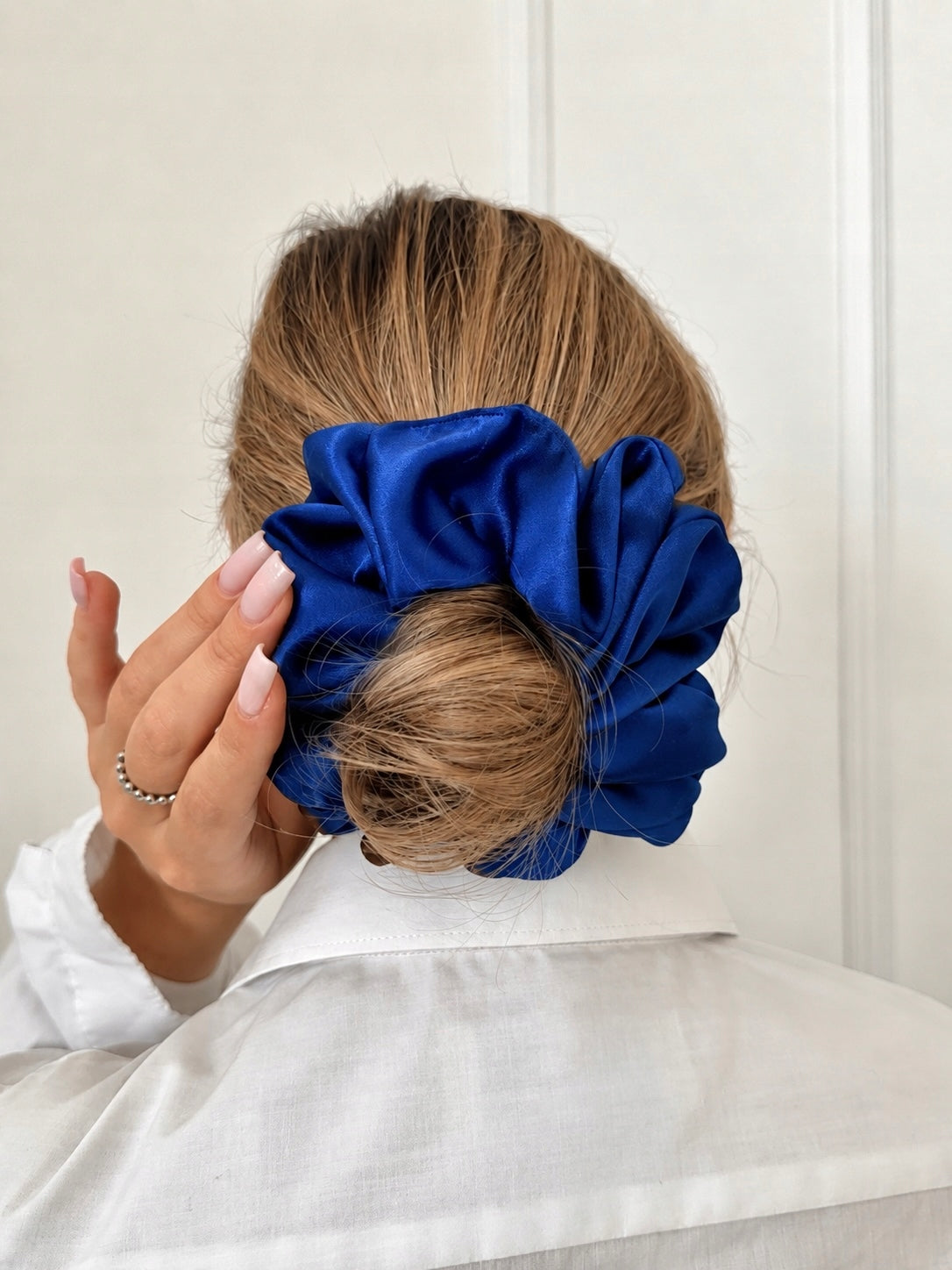 Jedwabna gumka do włosów 100% Jedwab scrunchie szafirowa XXL Meravil