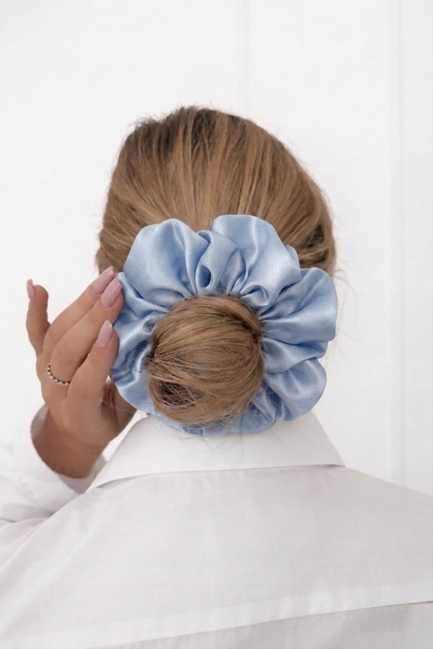 Jedwabna gumka do włosów 100% Jedwab scrunchie jasno niebieska XXL Meravil
