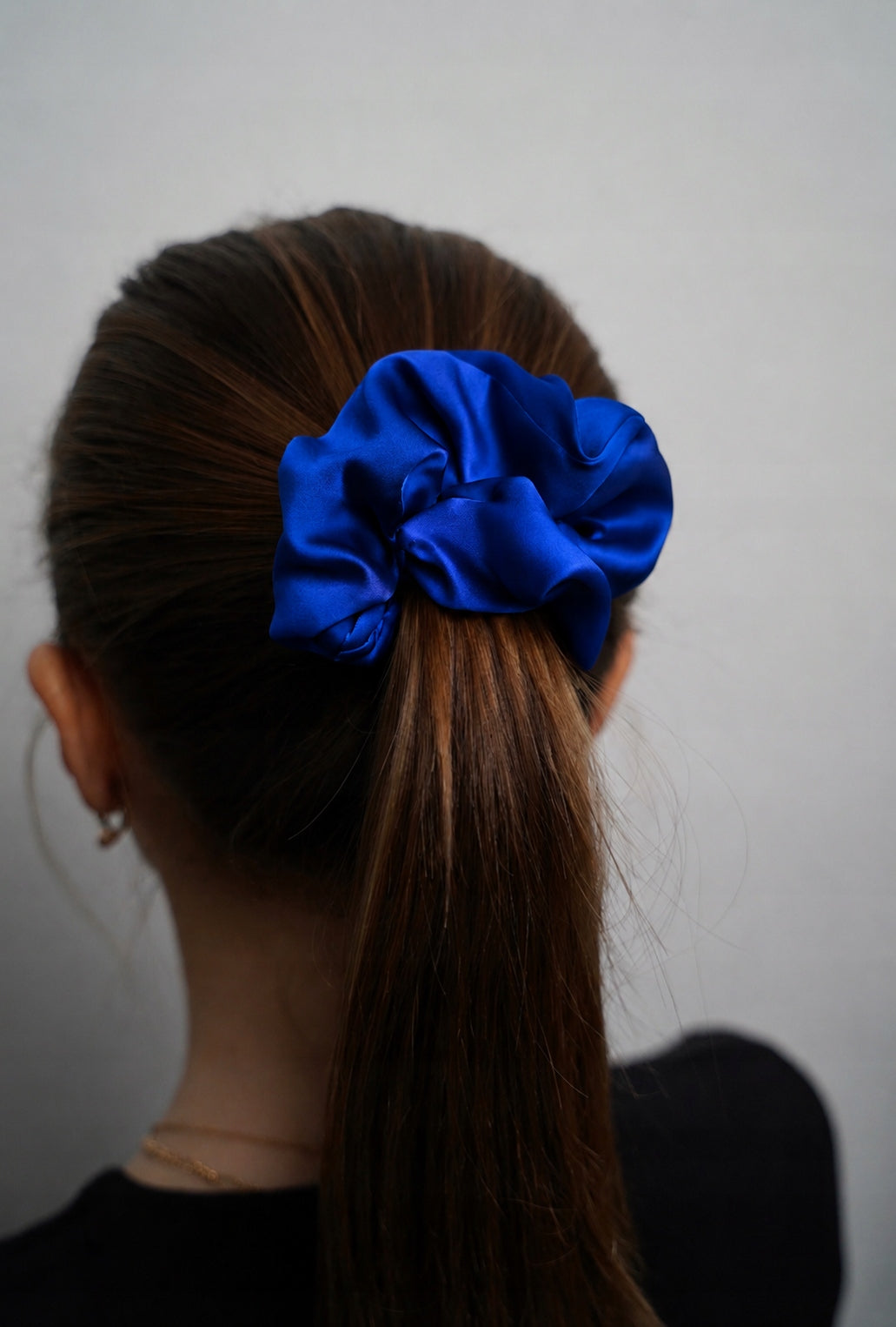 Jedwabna gumka do włosów 100% Jedwab scrunchie Szafirowa Meravil rozmiar M