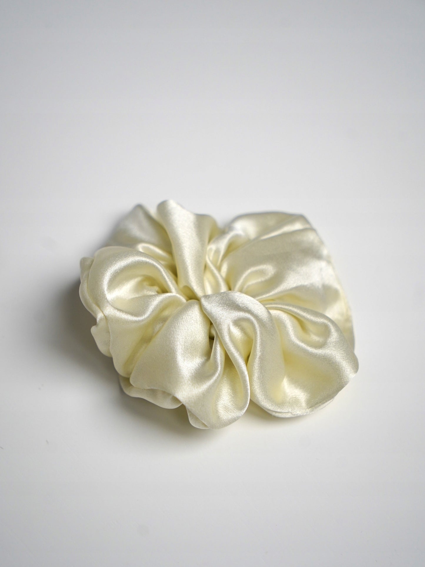 JEDWABNA GUMKA DO WŁOSÓW 100% JEDWAB 22 momme SCRUNCHIE MLECZNY r. M