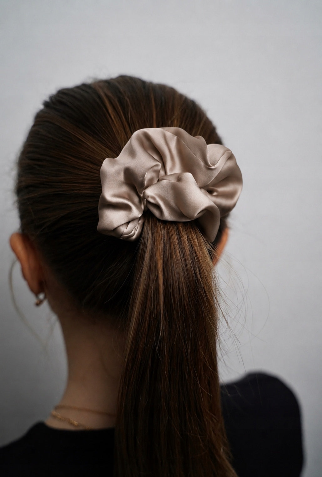 Jedwabna gumka do włosów 100% Jedwab morwowy scrunchie Taupe Meravil r. M